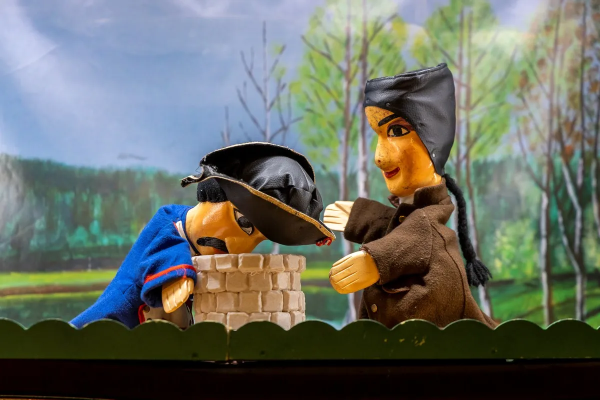 Guignol et le gendarme devant le puits magique